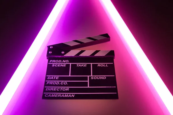 Clapperboard Filme Ardósia Fundo Iluminação Néon Brilhante Diretor Vídeo Fazendo — Fotografia de Stock