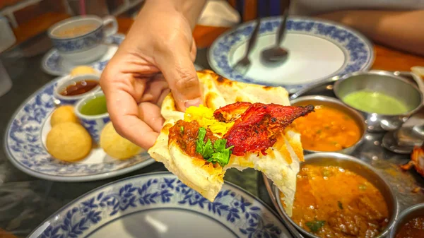 전통적 식당에 테이블에 음식이야 식욕을 돋우는 음식의 사모아 처트니 향신료 — 스톡 사진