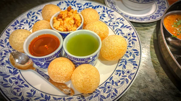 Pani Puri Golgappe Indian Food Snacks Plate Индийская Еда Улице — стоковое фото