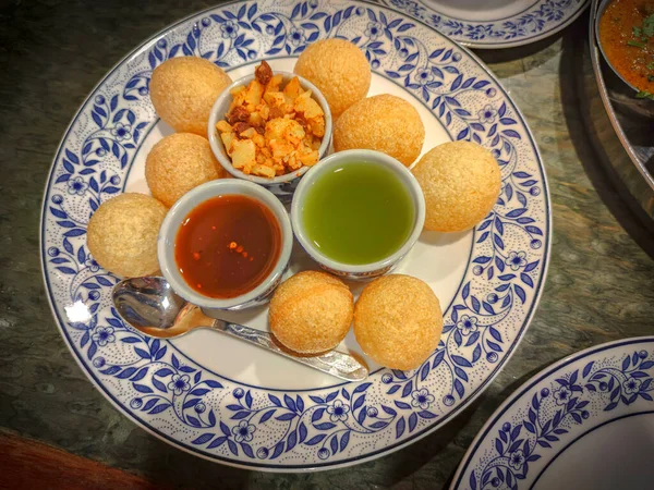 Pani Puri Golgappe Indian Food Snacks Van Het Bord Indiaas — Stockfoto