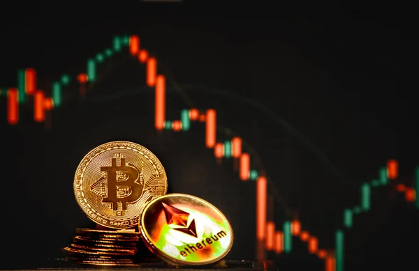 Ticari arkaplanda Bitcoin altın madeni para. Bullish pazarı ve Bearish pazar trendi. Sanal varlıklara yatırım. Sanal kripto para birimi kavramı.