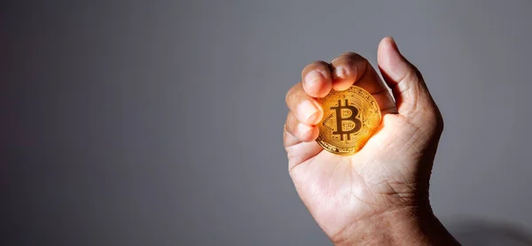 Mano Degli Anziani Sta Tenendo Una Moneta Oro Bitcoin Denaro Foto Stock Royalty Free