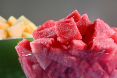 Cam tabakta karpuz dilimleri.