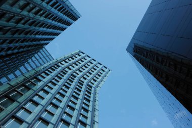 Mimar Hadi Tahran 'ın Hamburg' daki modern ofis binası. Hamburg, Reeperbahn 'da dans eden kuleler. Modern mimarinin elementleri.