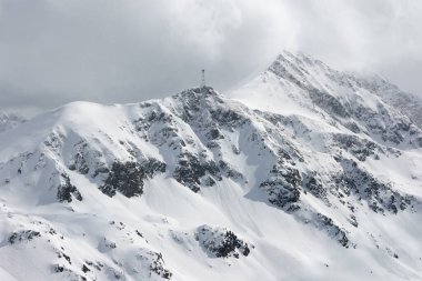 Karlı zirveler. Ağır havada yüksek Alpler 'in kış manzarası.