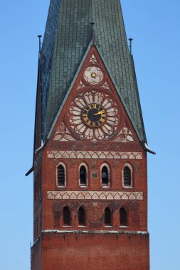 Almanya, Luneburg 'daki St. Johannis Kilisesi. Mavi gökyüzüne karşı saat kulesine yakın çekim.
