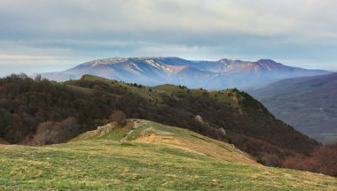 Sabahları manzara dağları. Kırım Dağları 'nın ana tepesinin panoramik genel manzarası, burası en yüksek tepeler..