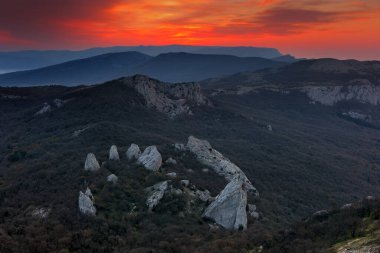 Dağda güneş doğmadan önce dramatik bir manzara. Kırım dağlarının batı kesimindeki Laspi Koyu 'nun yakınındaki Kayalıklar' ın Şeker Kafaları 'nda. Kayalara 'Güneş Tapınağı' da denir..
