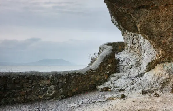 Bulutlu bir günde Kırım manzarası. Chaliapin mağarasına giden yol ve ufuktaki Cape Meganom manzarası. Novy Svet, Kırım.