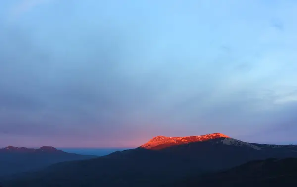 Sabahları Kırım manzarası. Chatyr-Dag dağı güneşin doğuşunun ilk ışıkları altında. Bu dağ Kırım Yarımadası tarihi için sembolik bir öneme sahiptir..