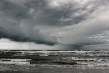 Fırtınalı yağmur yaklaşıyor. Kuzey Denizi üzerinde yaklaşan yağmur. Kıyıda son derece rüzgarlı.