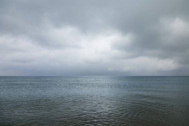 Arka plan olarak deniz yüzeyindeki bulutlu hava.