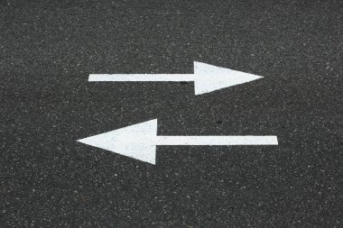 Yol işaretleri. Asfalta boyanmış oklar.