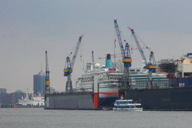 Hamburg, Almanya - 30 Mart 2013: Elbe nehri üzerinde Hamburg limanında yüzen limanlar. Hamburg limanındaki yolcu gemilerinin bakım ve onarımı.