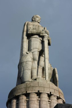 Alman İmparatorluğu Şansölyesi Otto von Bismarck 'ın anıtı. Bismarck 'ın 34 metrelik rakamı Hamburg' daki Elbe kıyısında geçiyor..
