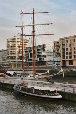 Hamburg, Almanya - 6 Mart 2012: Hamburg 'un HafenCity ilçesinde J. R. Tolkien adlı yelkenli gemisiyle şehir merkezine ve limana gidin..