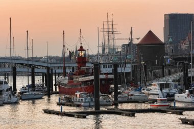 Hamburg, Almanya - 6 Mart 2012: 'Das Feuerschiff LV 13' tarihi ışık gemisi Hamburg limanında. Gemi artık bir Avrupa restoranı ve oteli..