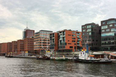 HafenCity 'nin modern daireleri. Su kanalından öncü modern Sandtorkai, HafenCity, Hamburg binalarına bakın..