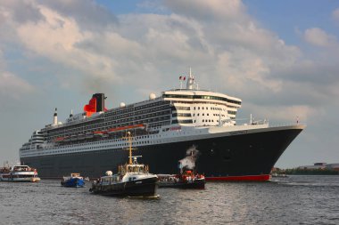 Hamburg, Almanya - 5 Ağustos 2011: Kraliçe Mary 2, lüks Cunard Gemisi Hamburg limanından ayrılıyor.