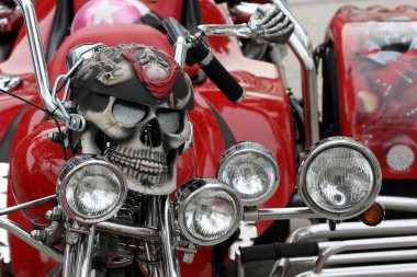 Hamburg, Almanya - 6 Ağustos 2011: Motosikletin ön tasarımı olarak iskelet ve kafatası.