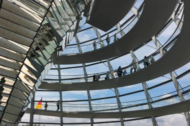 Berlin, Almanya - 14 Ağustos 2011: Reichstag Kubbesi turistler ve diğer ziyaretçiler için açıktır. Cam kubbe modern tarzda yeniden inşa edildi ve Almanya 'nın yeniden birleşmesini sembolize ediyor..