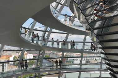 Berlin, Almanya - 14 Ağustos 2011: Reichstag Kubbesi turistler ve diğer ziyaretçiler için açıktır. Cam kubbe modern tarzda yeniden inşa edildi ve Almanya 'nın yeniden birleşmesini sembolize ediyor..