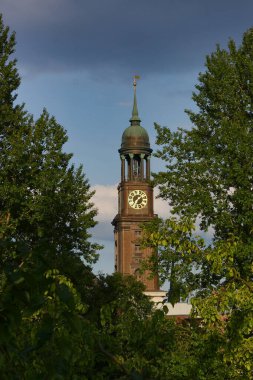 Hamburg. Aziz Michaelis kilisesinin ağaç dalları arasındaki görüntüsü. Kulede bir gözlem platformu var..