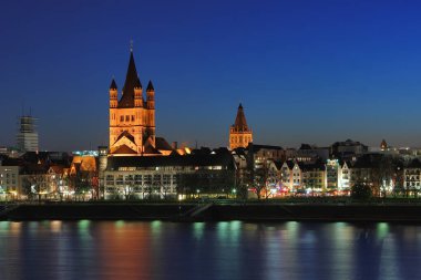 Köln 'deki St. Martin Kilisesi. Köln 'deki Gece İskelesi. St. Martin Kilisesi manzarası.