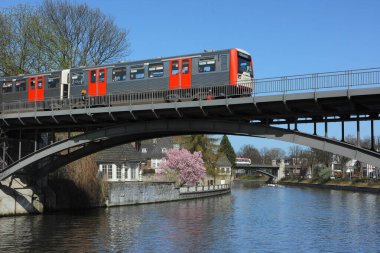 U-Bahn şehir treni Hamburg köprüsündeki Alster Nehri 'ni geçiyor..