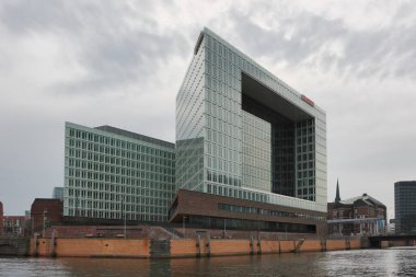 Almanya - 21 Nisan 2012: Hamburg 'un Hafencity ilçesinde Alman dergisi ve yayınevi Der Spiegel' in modern binası.