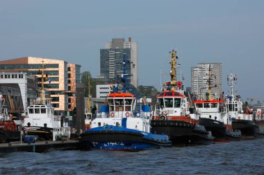 Hamburg, Almanya - 28 Nisan 2012: Dinlenme römorkörleri Hamburg limanında işlerini bekliyorlar.