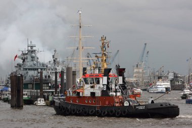 Hamburg, Almanya - 11 Mayıs 2012: Hamburg Liman Yıldönümü kutlamaları sırasında liman römorkörü iş başında. Hamburg 'un su alanı çeşitli gemilerle doludur..