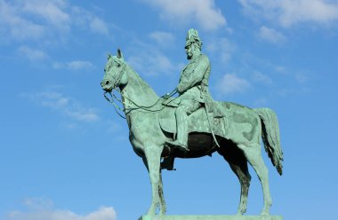 İmparator I. Wilhelm 'in anıtı. İmparator I. Wilhelm 'in mavi gökyüzünün arka planında bir at üzerindeki figürü. Heykel belediye binasının yakınında yer almaktadır. Hamburg-Altona.