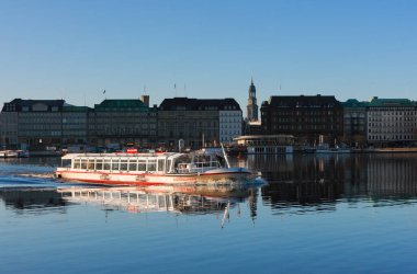 Hamburg, Almanya - 15 Ocak 2012: Hamburg şehir merkezindeki Alsterschwan gölünde 
