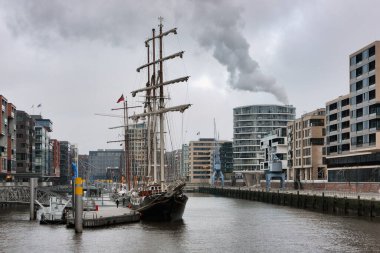 Hamburg, Almanya - 25 Ocak 2012: HafenCity 'nin modern Hamburg bölgesinde demirlemiş yelkenlilerle limana bakın.