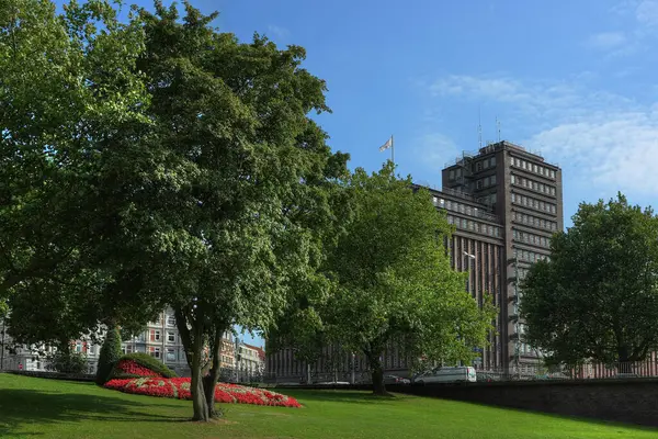 Hamburg 'un şehir manzarası. 'Brahms Kontor' u ve Hamburg şehir merkezindeki şehir parkının bir kısmını görüntüle.