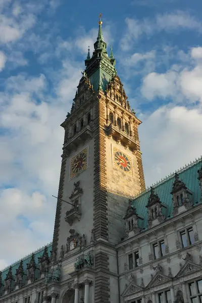 Hamburg Belediyesi (Rathaus), Almanya. Akşam ışığında Hamburg Belediye Binası 'nın ana kulesi..