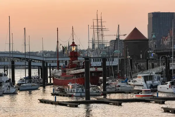 Hamburg, Almanya - 6 Mart 2012: 'Das Feuerschiff LV 13' tarihi ışık gemisi Hamburg limanında. Gemi artık bir Avrupa restoranı ve oteli..