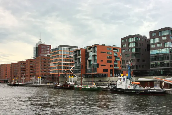 HafenCity 'nin modern daireleri. Su kanalından öncü modern Sandtorkai, HafenCity, Hamburg binalarına bakın..