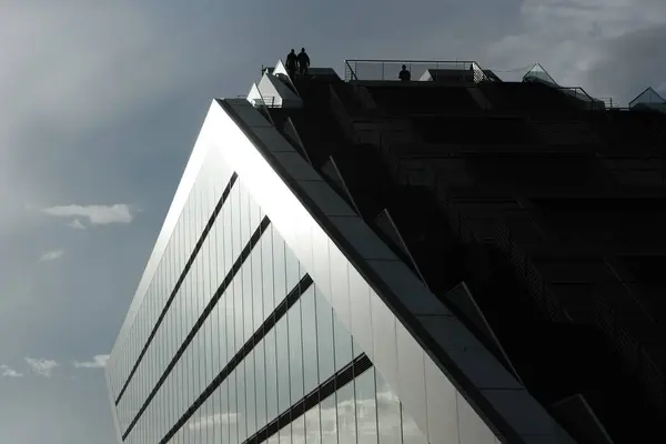 Hamburg, Almanya - 31 Mart 2012: Hamburg 'daki Dockland ofis binasının bir bölümü. Çatıya, gözlem güvertesinin olduğu yere..