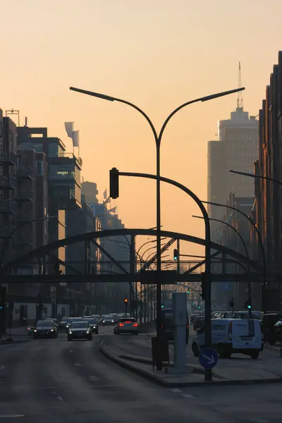 Hamburg, Almanya - 3 Mart 2011: 'Am Sandtorkai' caddesinde günbatımında Hamburg 'un modern ilçesinde trafik.