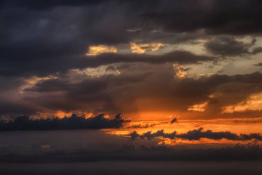 Gün batımı gökyüzü. Fırtınalı bulutlu akşam gökyüzünün dramatik renkleri.