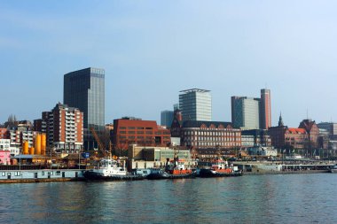Hamburg, Almanya - 18 Mart 2012. Şehir merkezindeki setin manzarası, modern evler, demirlemiş römorkörler..