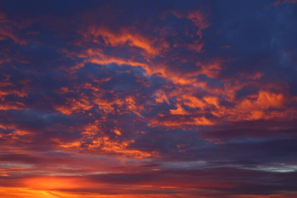 Закат небо с бурей облака в огненных тонах, как текстура или фон.