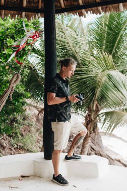 Erkek fotoğrafçı bakış açısıyla inanılmaz bir görüntü çekiyor. Yüksek kalite fotoğraf