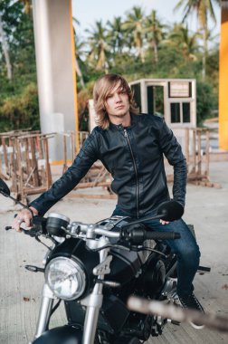 Fuar adamı motosikletinin üstünde oturuyor. Yüksek kalite fotoğraf