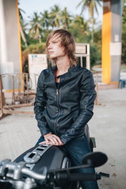 Fuar adamı motosikletinin üstünde oturuyor. Yüksek kalite fotoğraf