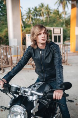 Fuar adamı motosikletinin üstünde oturuyor. Yüksek kalite fotoğraf