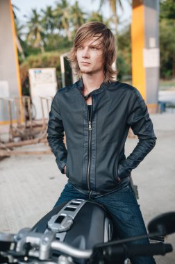 Fuar adamı motosikletinin üstünde oturuyor. Yüksek kalite fotoğraf