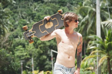 Yolda kaykay yapan genç bir adam. Yüksek kalite fotoğraf